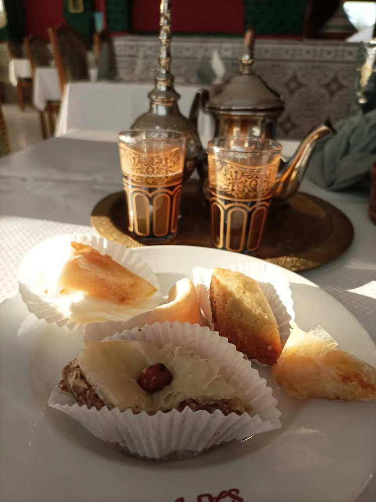 Assortiment de Pâtisseries Marocaines & Thé À la Menthe